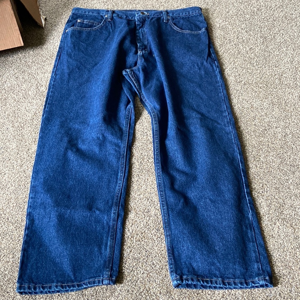 NWT Wrangler Relaxed Fit Jeans 40x29